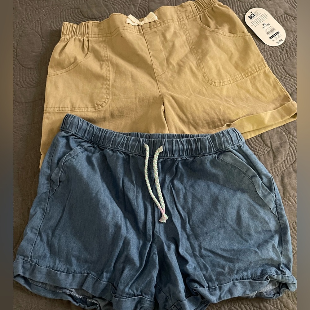2 pairs of GIRLS Wonder Nation shorts.